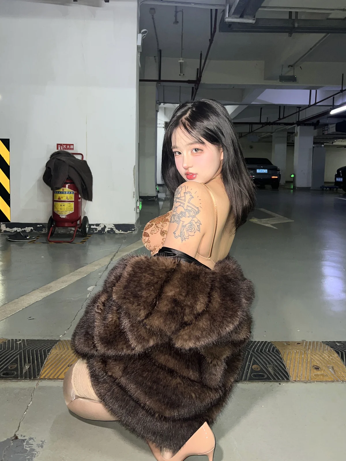 小u优优子 - 貂皮大衣 [50P-65MB]