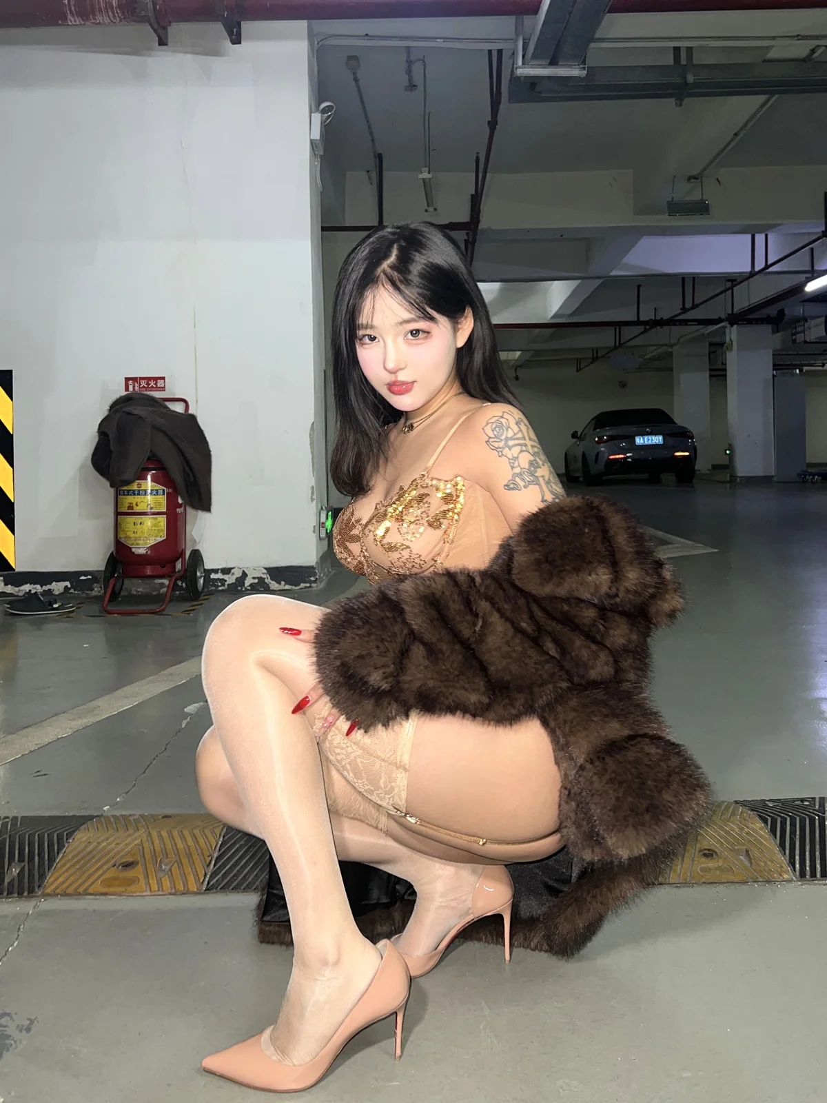 小u优优子 - 貂皮大衣 [50P-65MB]