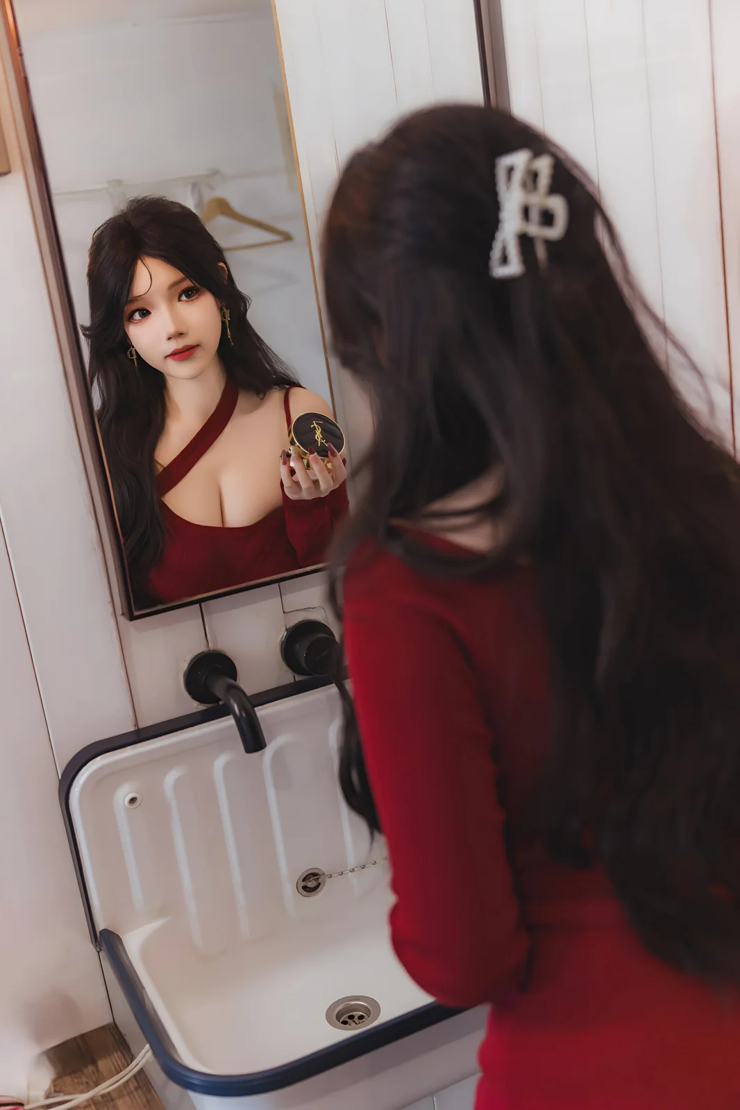 雪晴Astra - 红裙黑丝小娇妻 [65P2V-1.94GB]