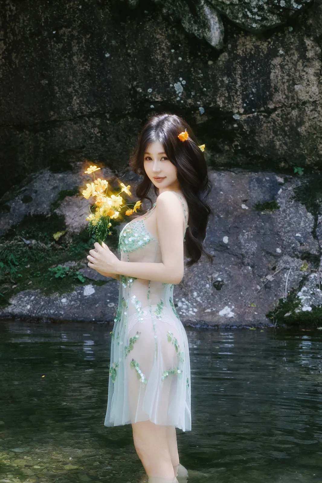 尹甜甜 – 小溪边激凸 [73P-495MB]