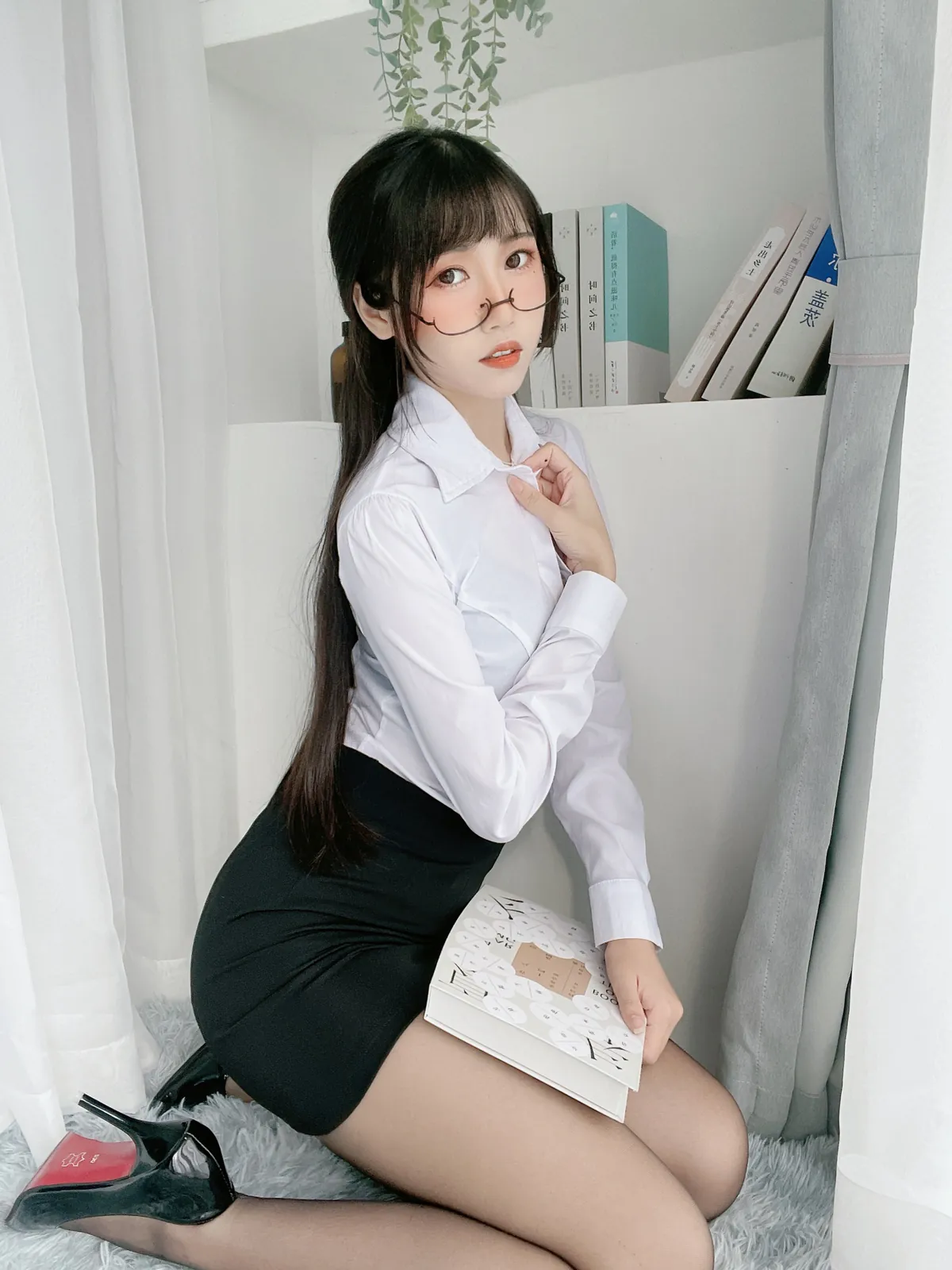 不呆猫 - 黑丝包臀OL [24P5V-1.12GB]