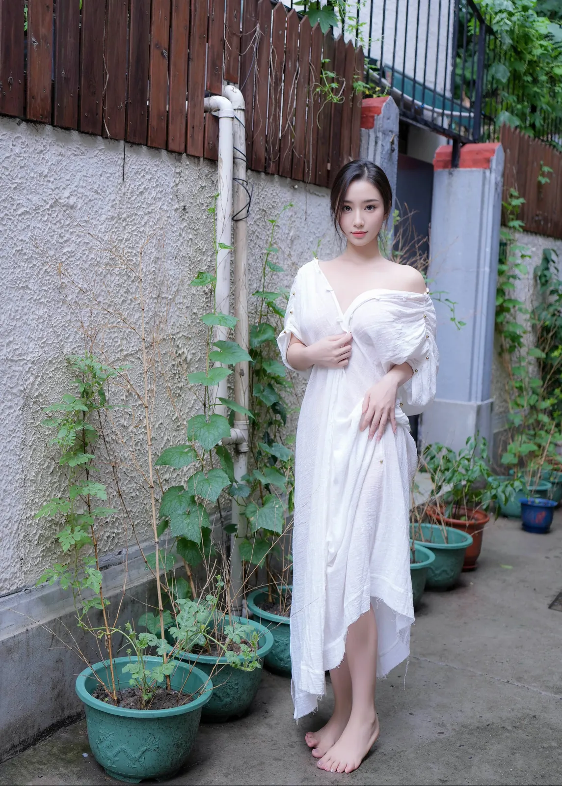 楠芝 - 白长袍画家 [84P-488MB]