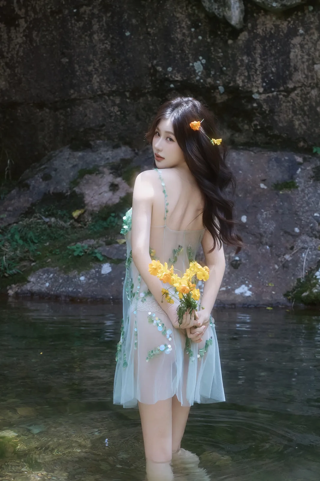 尹甜甜 - 小溪边激凸 [73P-495MB]
