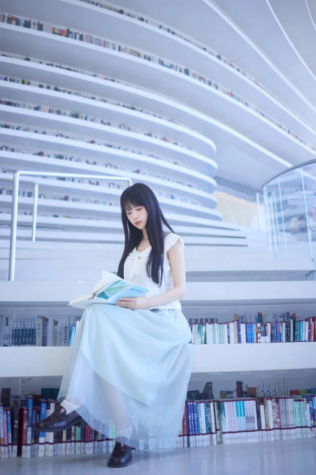 Shika小鹿鹿 - 图书馆 [16P-186MB]
