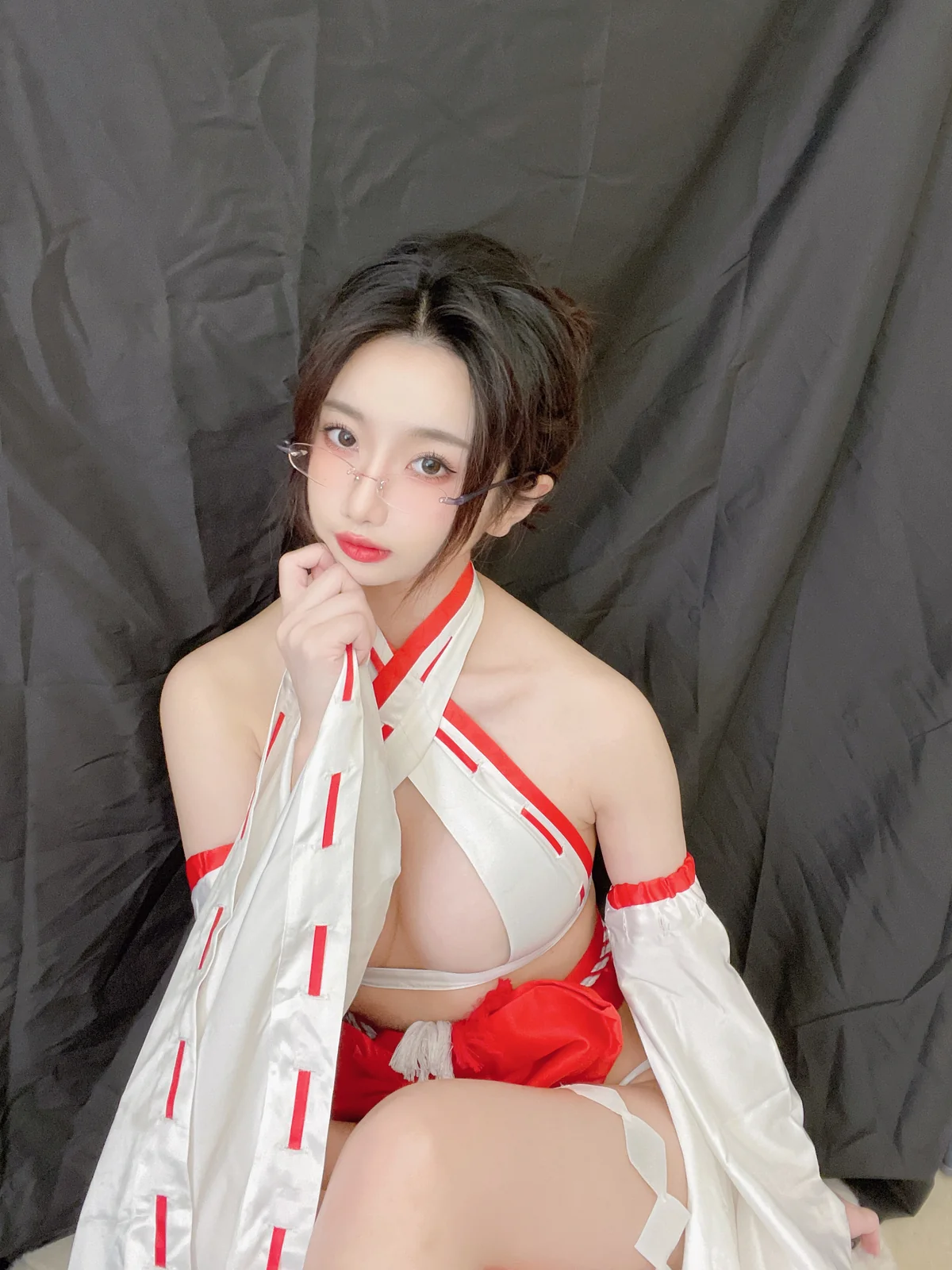 鬼畜瑶 – 巫女 眼镜娘 [31P-106MB]