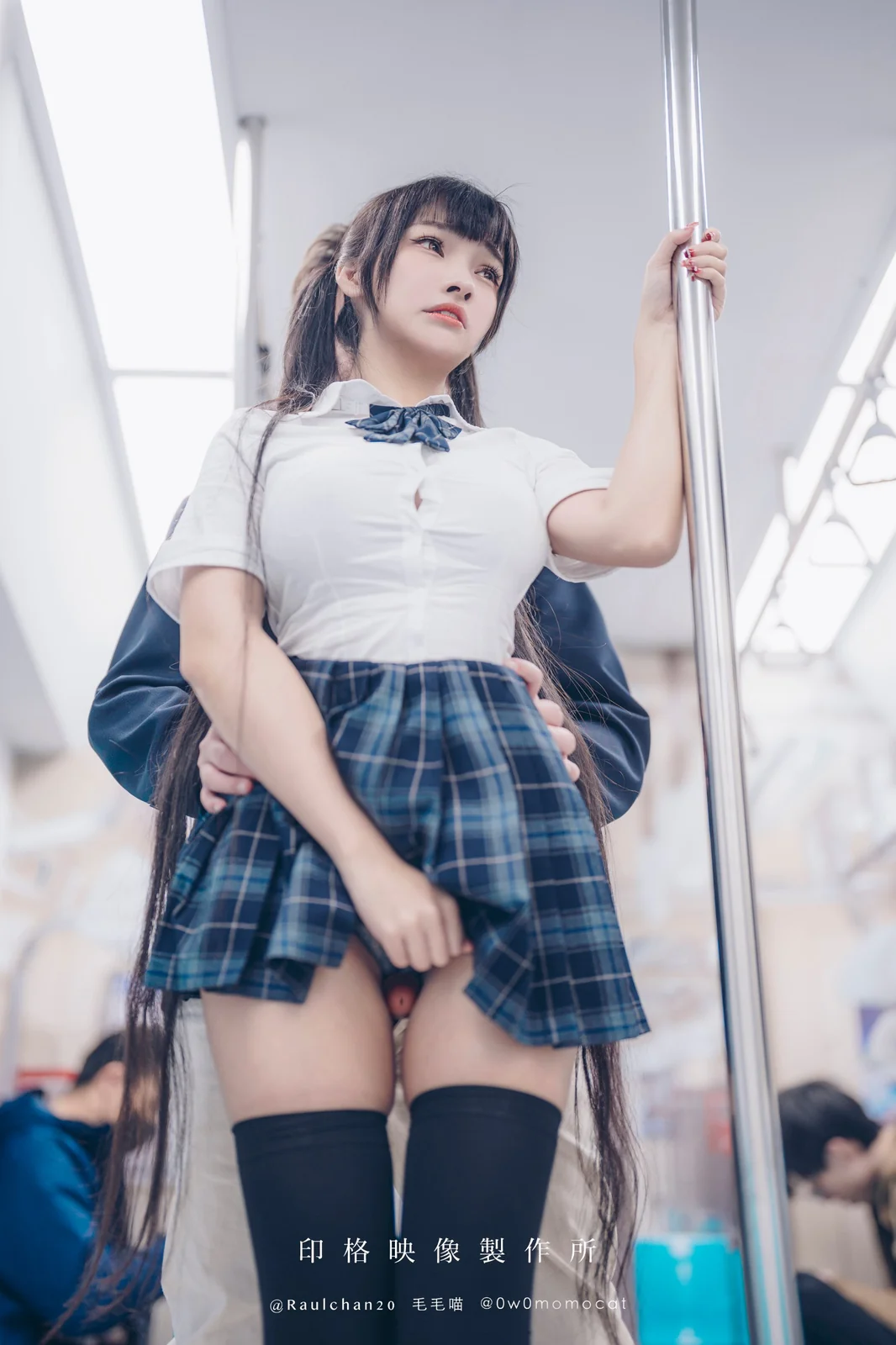 慕慕Momo - Bus [25P3V-464MB]