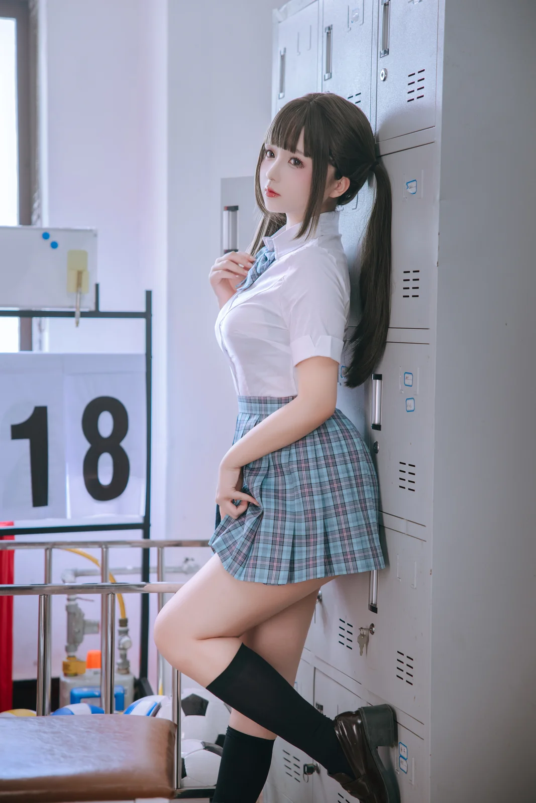 日奈娇 - 更衣室 195P [196P-2.40GB]