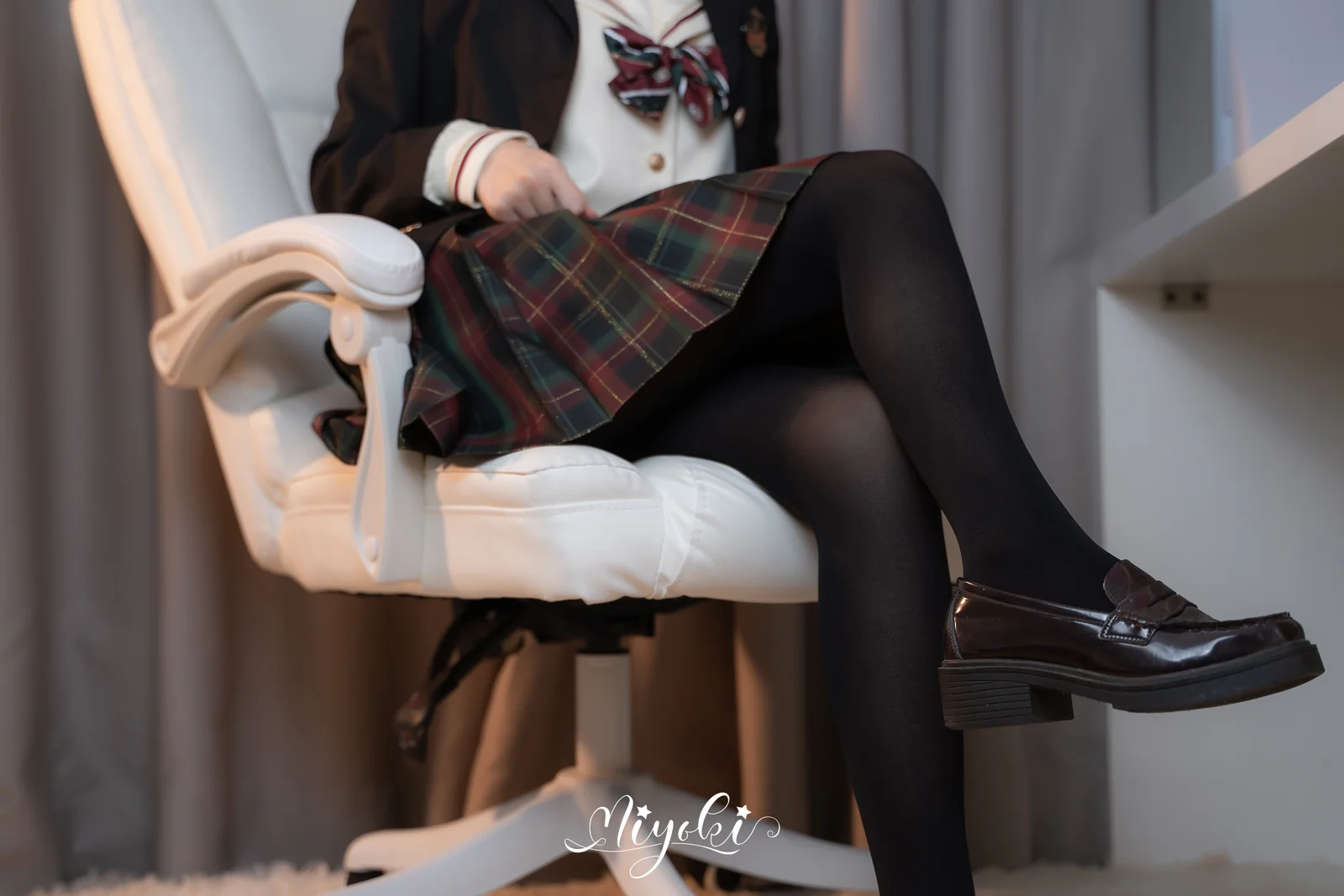 铃木美咲 – 现役JK的美脚连裤袜 32P [32P-154MB]