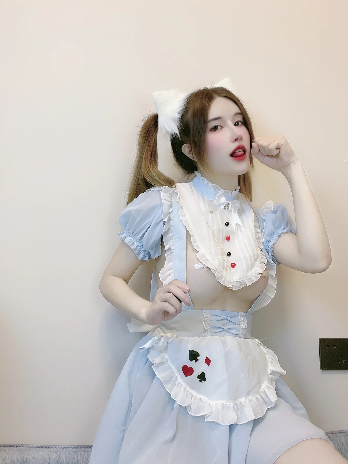 鹿八岁baby - 猫耳女仆 12P1V [12P1V-107MB]