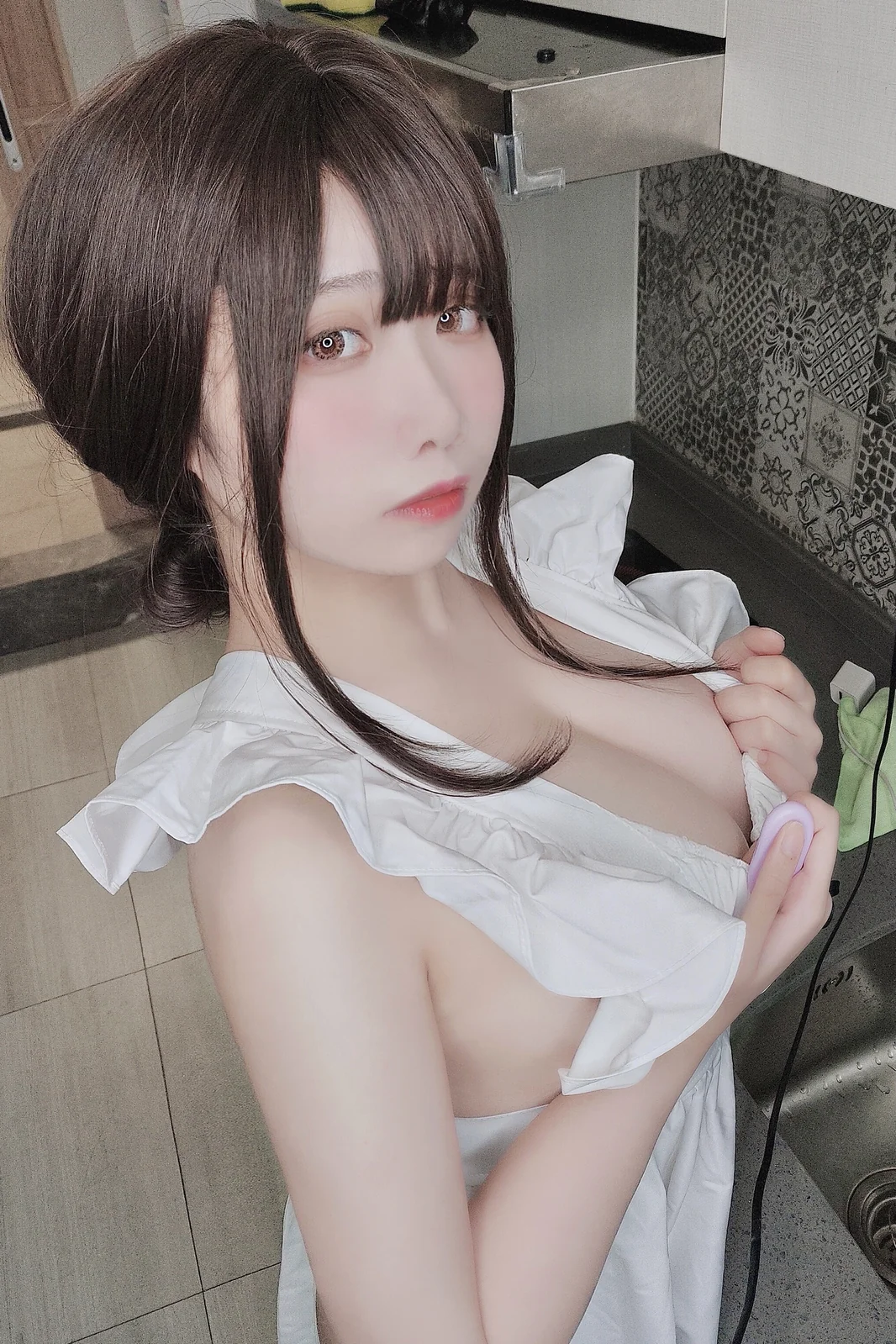 贞子蜜桃 – 围裙 44P1V [44P1V-372MB]