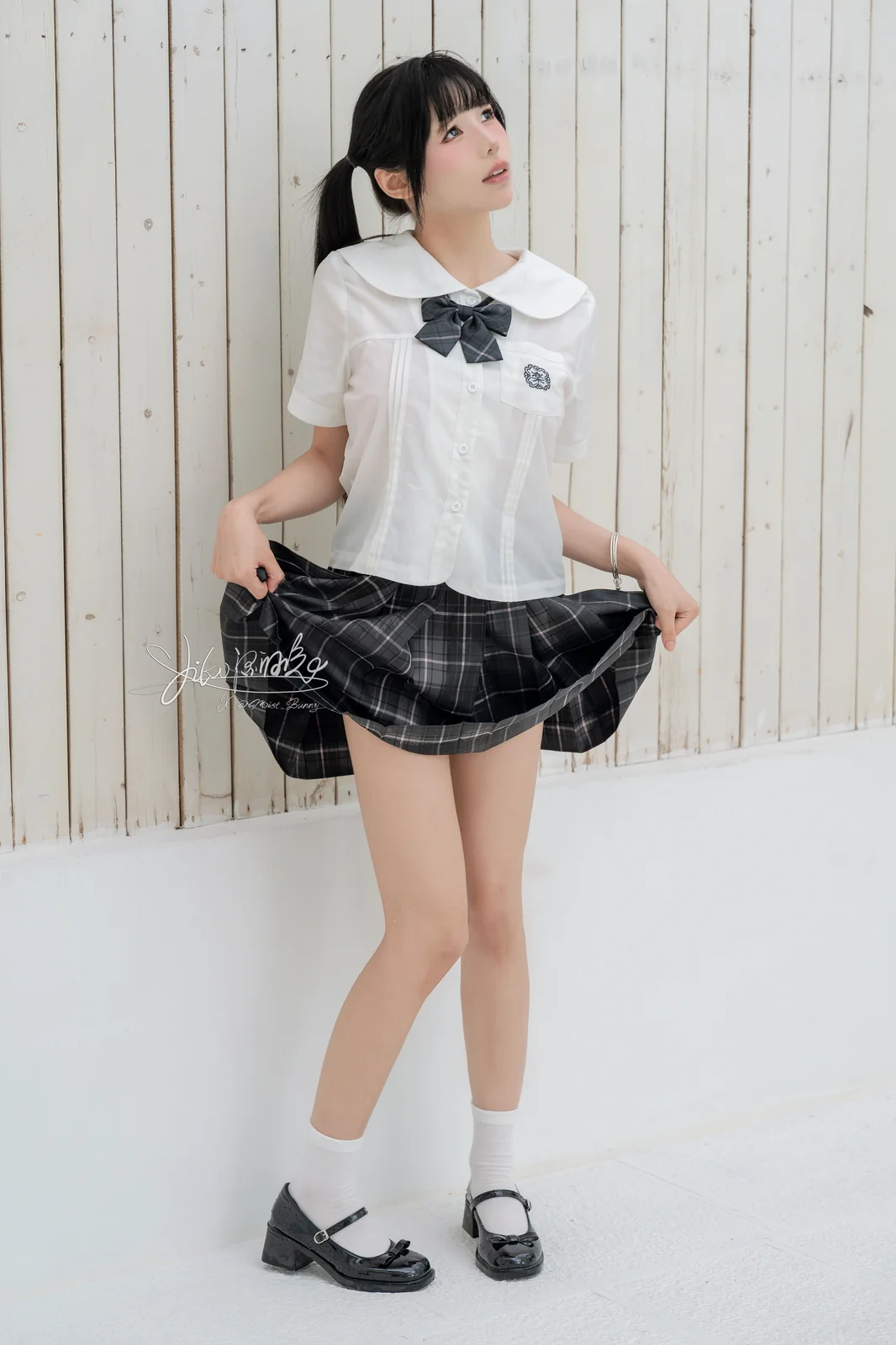 咬一口兔娘 - 10月 雨后小故事 90P1V [90P1V-1.95GB]