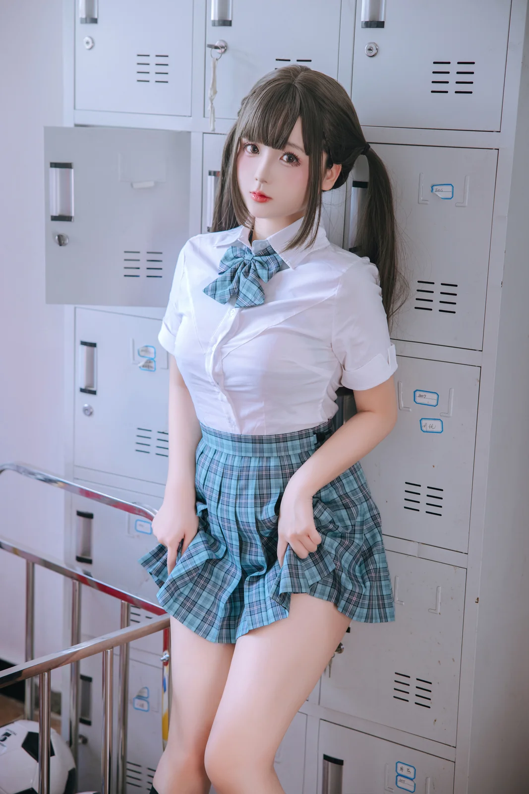 日奈娇 - 更衣室 195P [196P-2.40GB]
