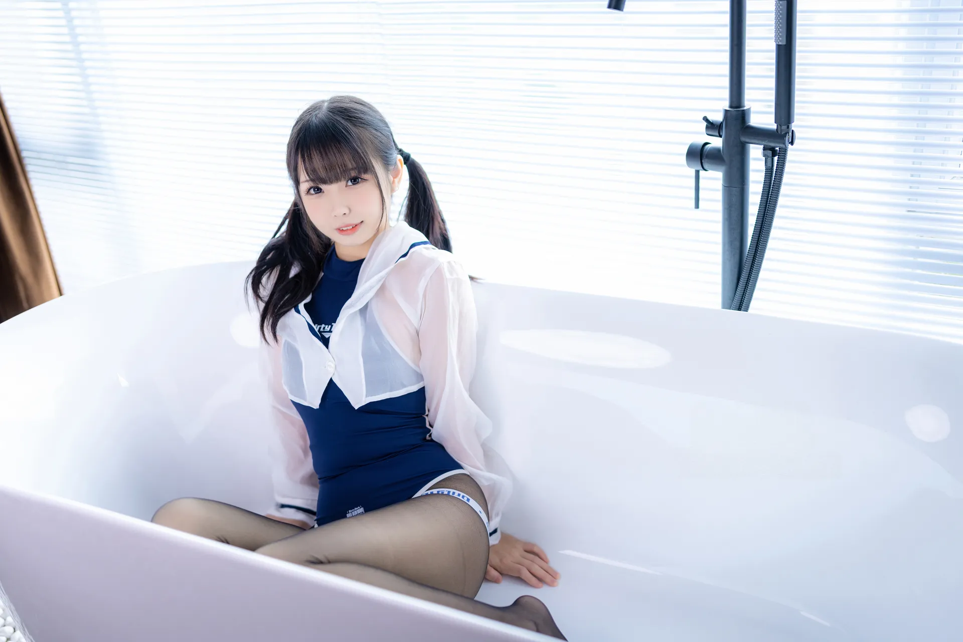 十万珍吱伏特 – 碧波·浴缸死库水 [68P-1.30GB]