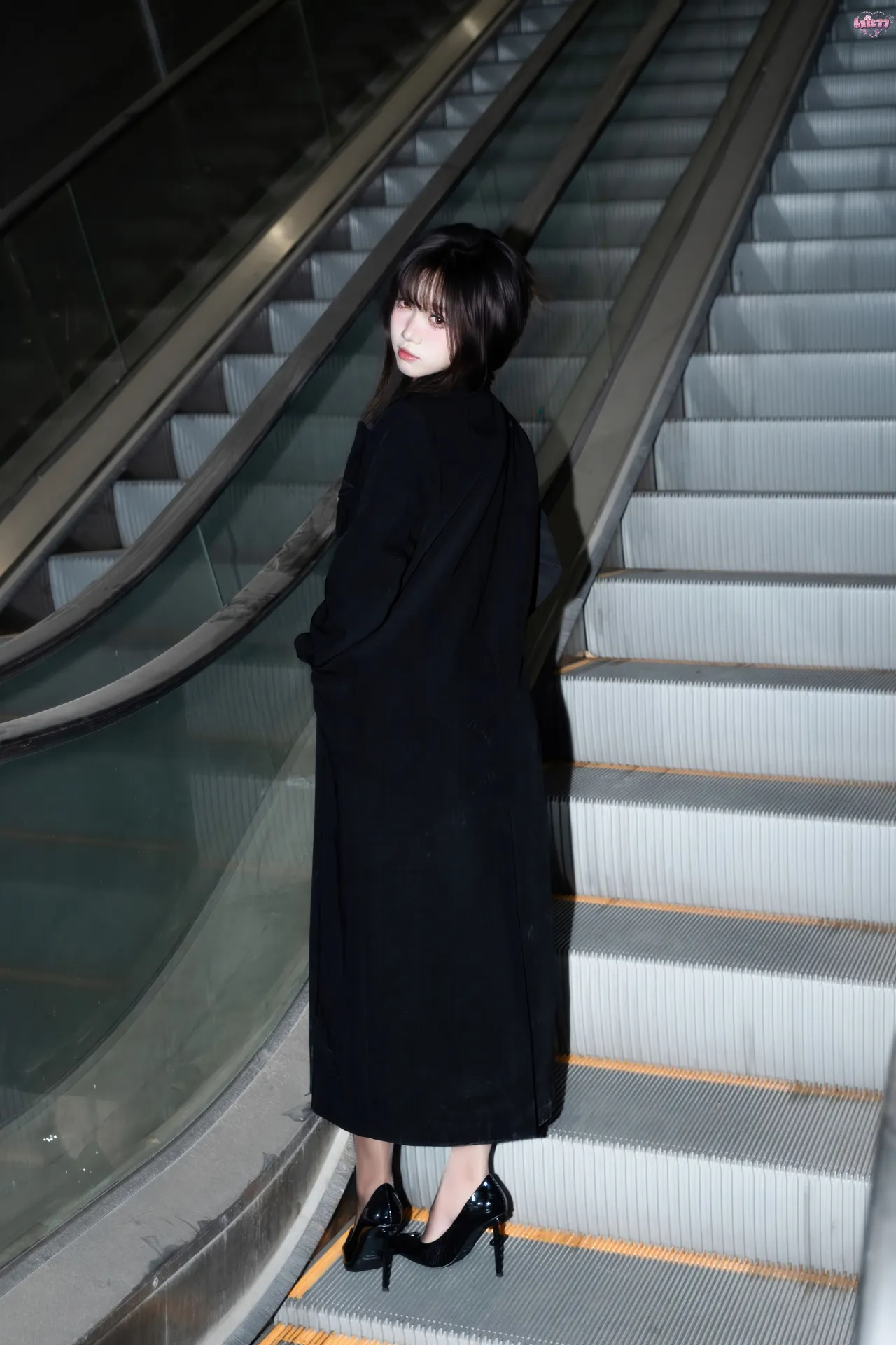柒柒要乖哦 – 午夜邂逅 性感油亮黑丝漆皮大衣 [78P-652MB]