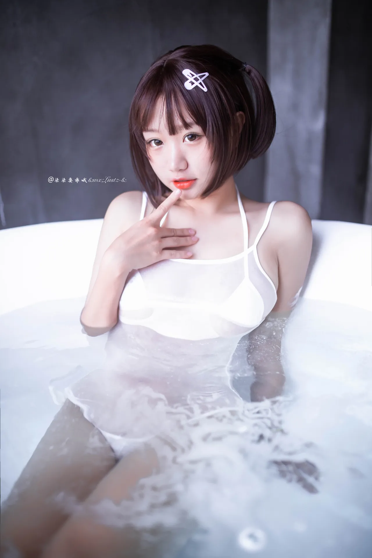 柒柒要乖哦 – 柒柒不可爱 激凸死库水X白色Spa [34P-232MB]