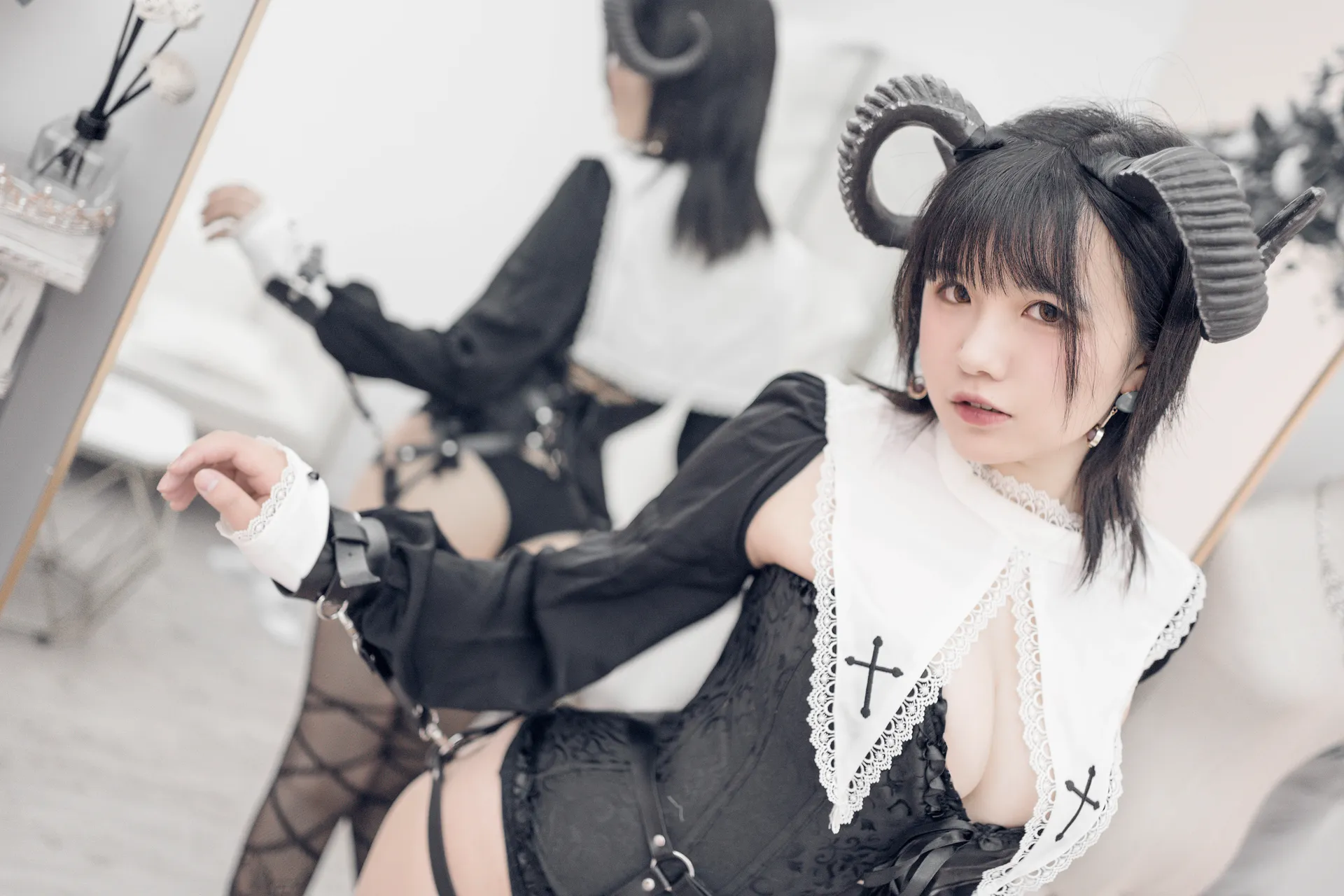 阿半今天很开心 - 束缚恶魔 [34P-165MB]
