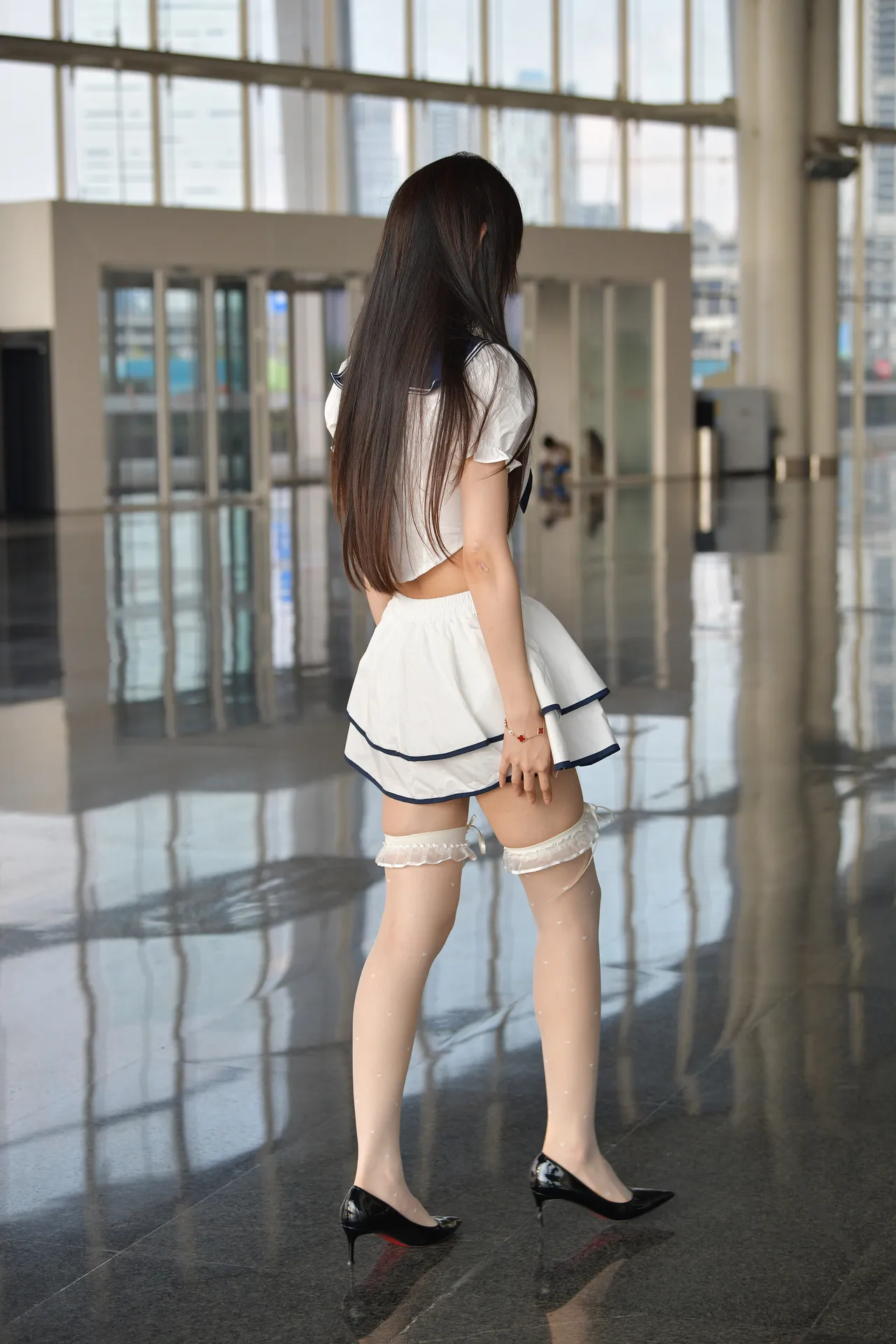 网红模特 - 乐乐宝 白色水手服短裙 波点丝袜 [132P-399MB]