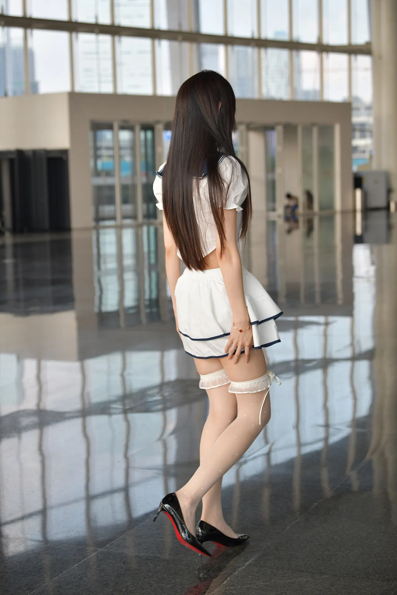网红模特 - 乐乐宝 白色水手服短裙 波点丝袜 [132P-399MB]