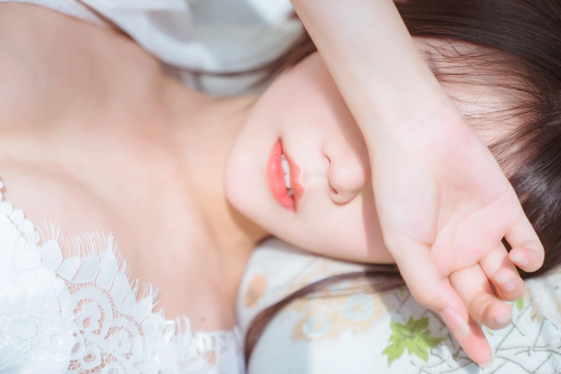 香草喵露露 – 玻璃房少女 [76P-1.37GB]