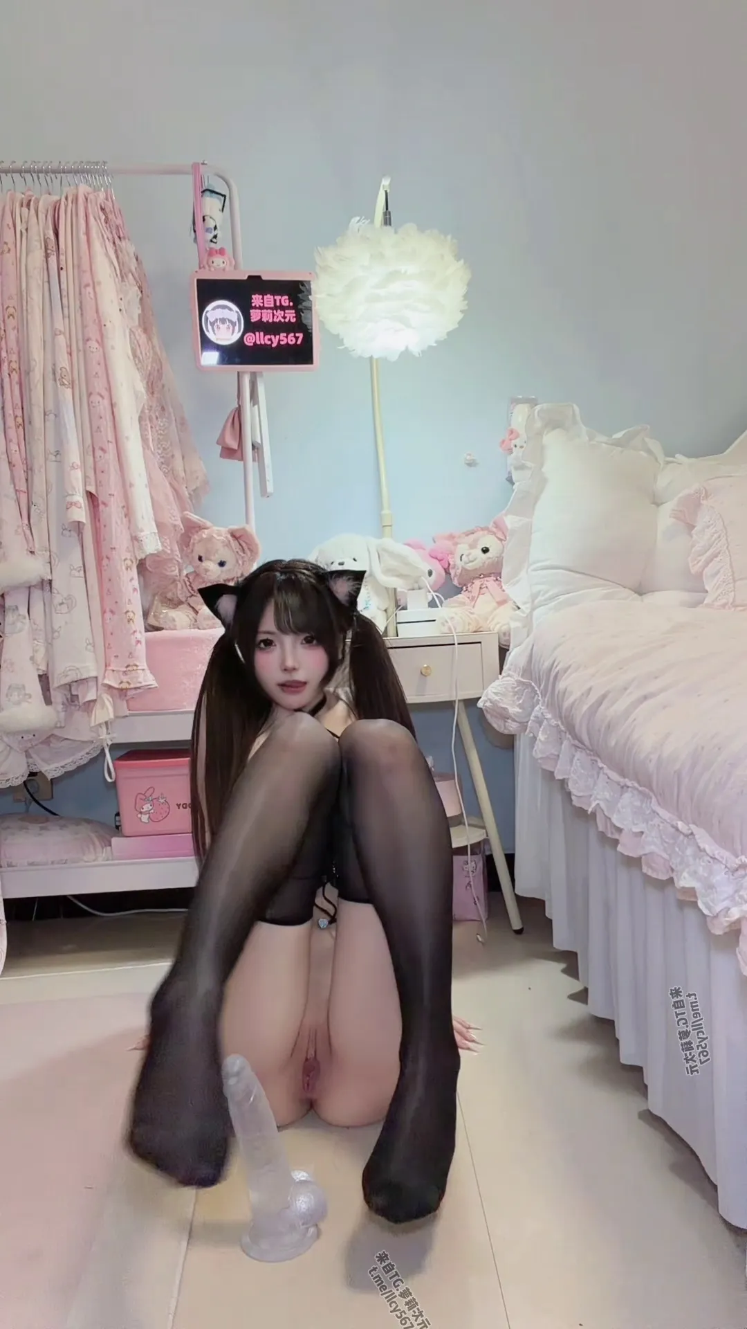 独家定制 6月2888私定 超高颜值清纯美少女 黑丝红裙 跳蛋假几把 逼脸同框玩具自慰给老公看 阿黑颜弹力插抬腿双手比耶最后高潮叫老公 [0P1V-333MB]