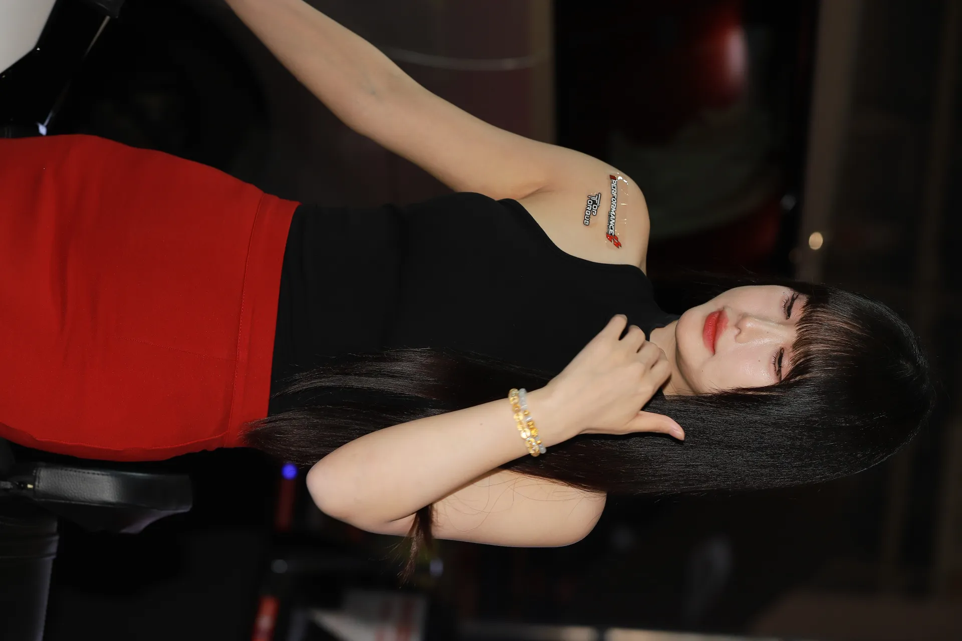 网红模特 – 橙子奶油酱 黑色无袖上衣红色短裙 [93P-692MB]