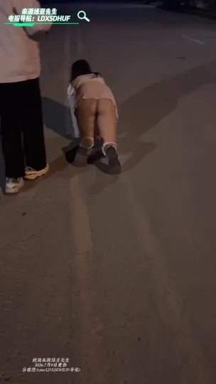 xiaoQQ的日记 顶级露出白虎萝莉 7月10日更新 出色的母狗就是要会侍奉主人，同时主人的朋友也无区别对待，双双内射后，牵出门玩玩 [0P1V-425MB]